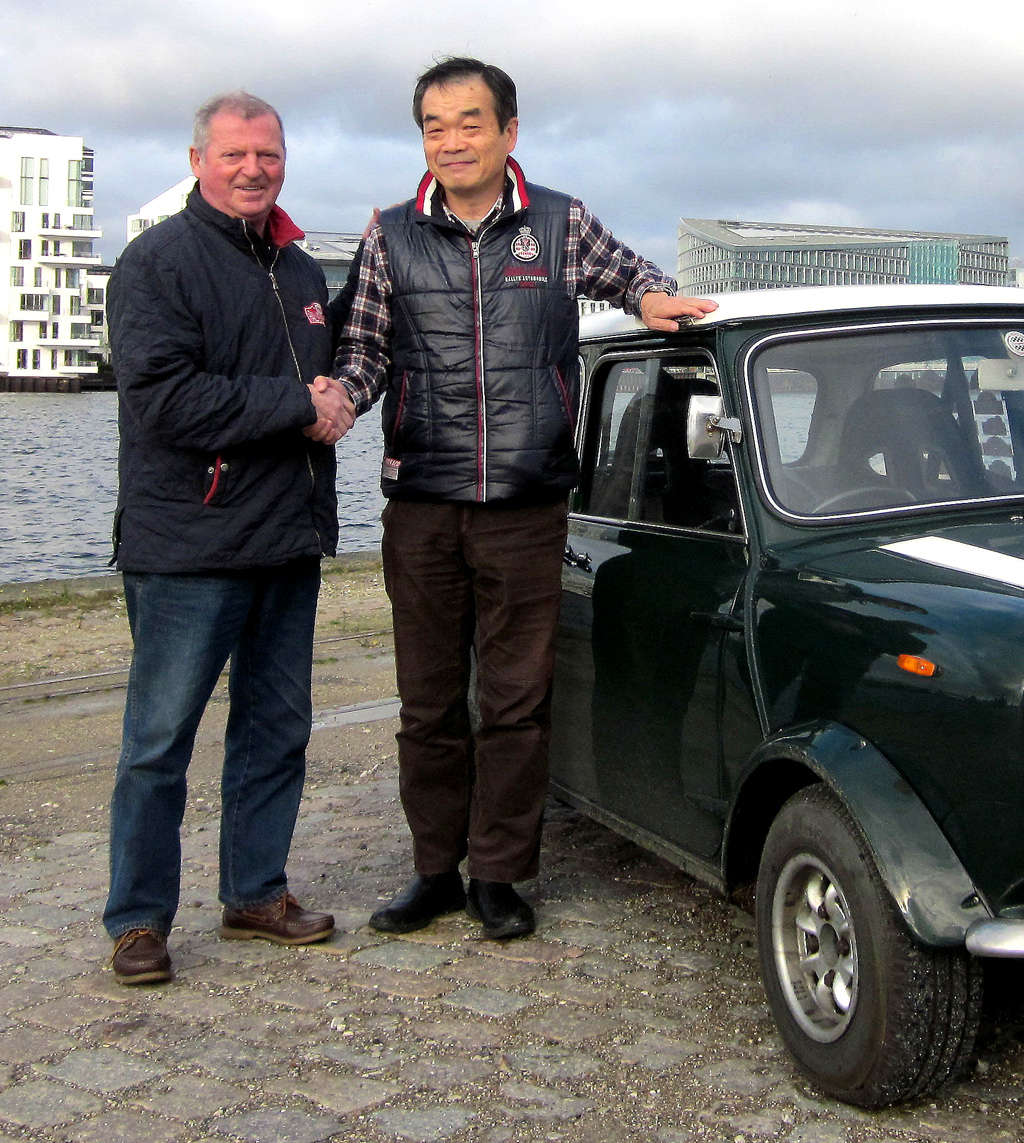 Hajime Nakagawa var godt tilfreds med testkørslen af Austin Mini Cooper S’eren, og giver derfor Preben Kristoffersen håndslag på samarbejdet i Int. 16. Rallye Monte Carlo Historique 2013.
(Foto: Åge Keseler Kirketerp)